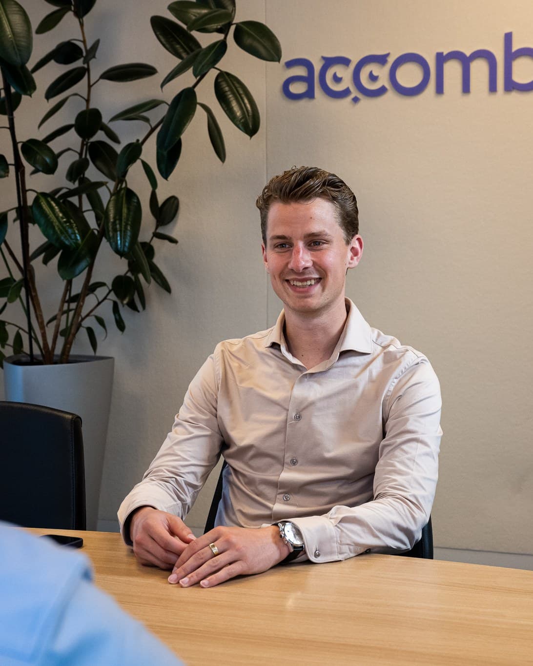Twee adviseurs van Accombis in gesprek op kantoor in Bladel