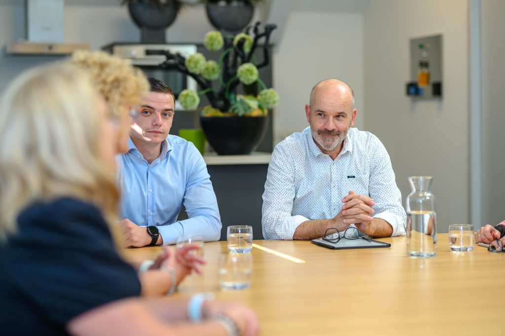 Zakelijk overleg aan een vergadertafel