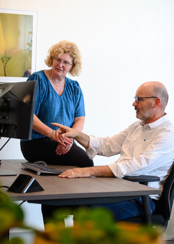 Collega's overleggen voor computerscherm