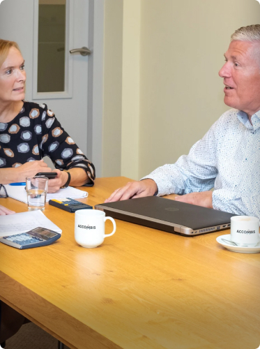 Vergadering met laptops en koffiekopjes