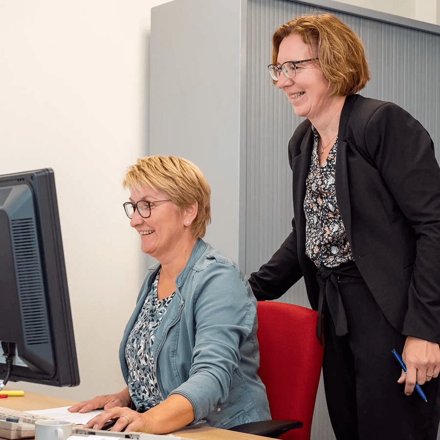 Twee vrouwen aan het werk achter computer