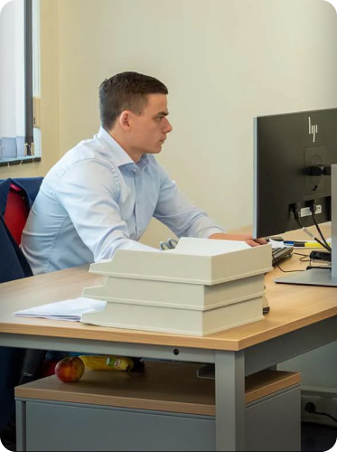 Man werkt aan bureau met computer.