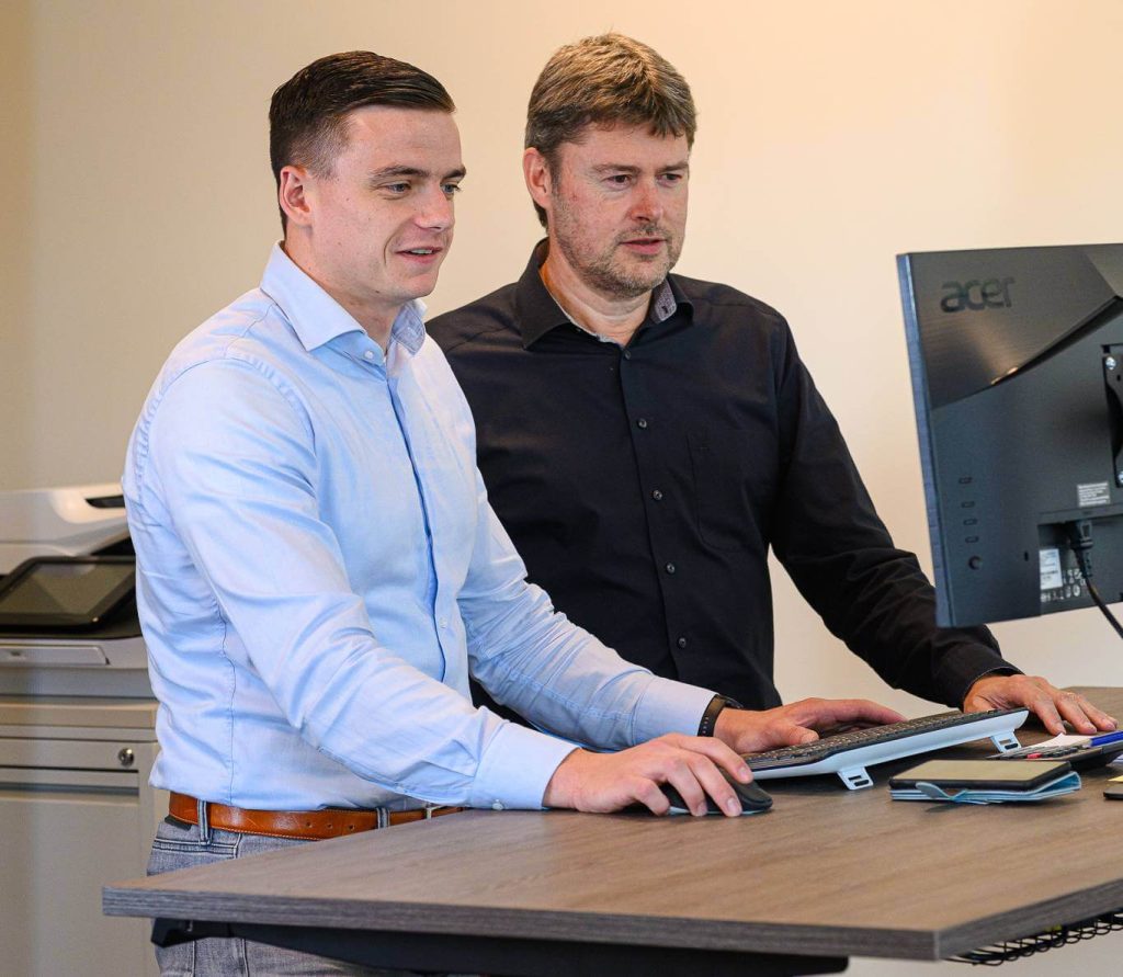 Twee mannen werken op computer