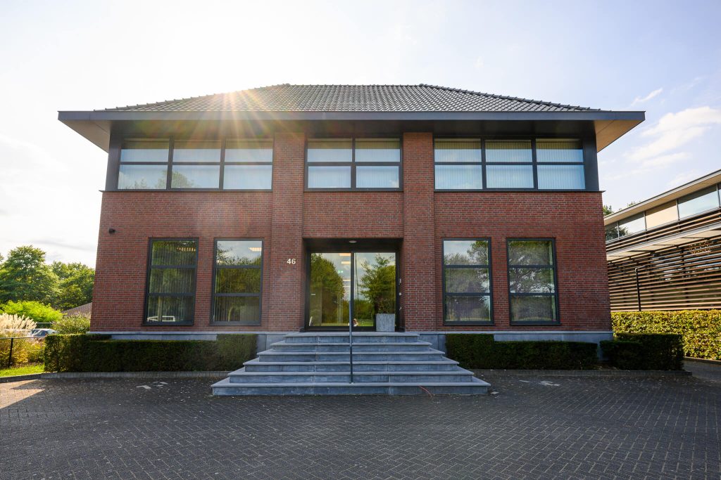 Modern kantoor met bakstenen gevel.