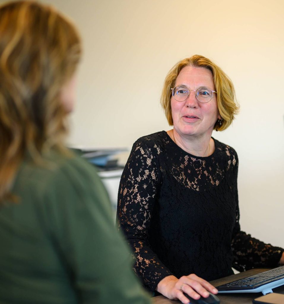 Vrouwen hebben een gesprek op kantoor.